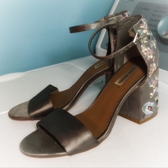 Steve Madden Silver RANIA Satin Floral Embroidered Block Heel Sandals Size 9.5 - Picture 1 of 7